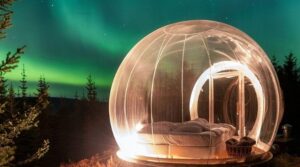 Pasa la noche en un hotel burbuja, bajo las auroras boreales de Islandia