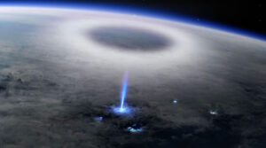 Enigmático rayo azul captado desde la Estación Espacial Internacional