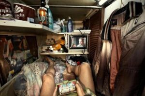 Casas ataúd: la dura realidad de 200.000 personas en Hong Kong
