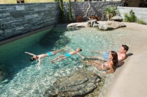 Piscinas de arena: la nueva moda que te trae la playa a tu casa