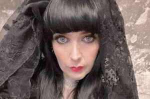 Mujer se casó con un fantasma y ahora busca el divorcio: “Estar casada con un fantasma no funciona”