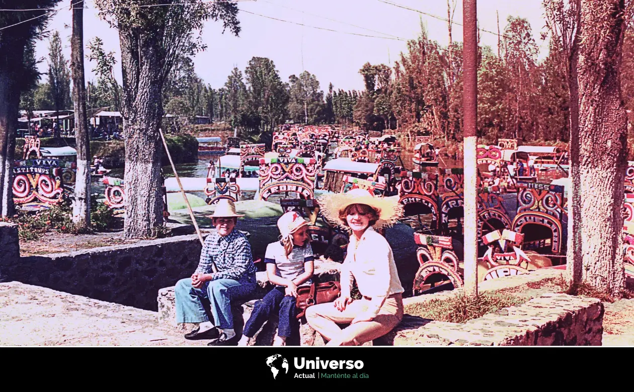 Familia frente a los botes de Xochimilco en 1980