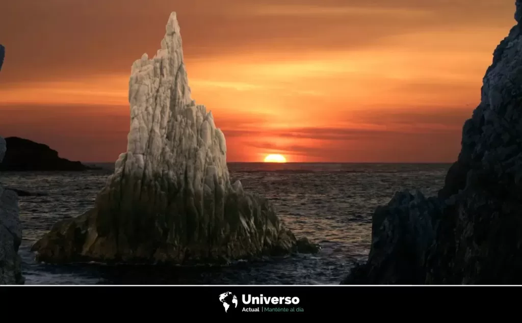 El Dedo De Dios en playa Maruata