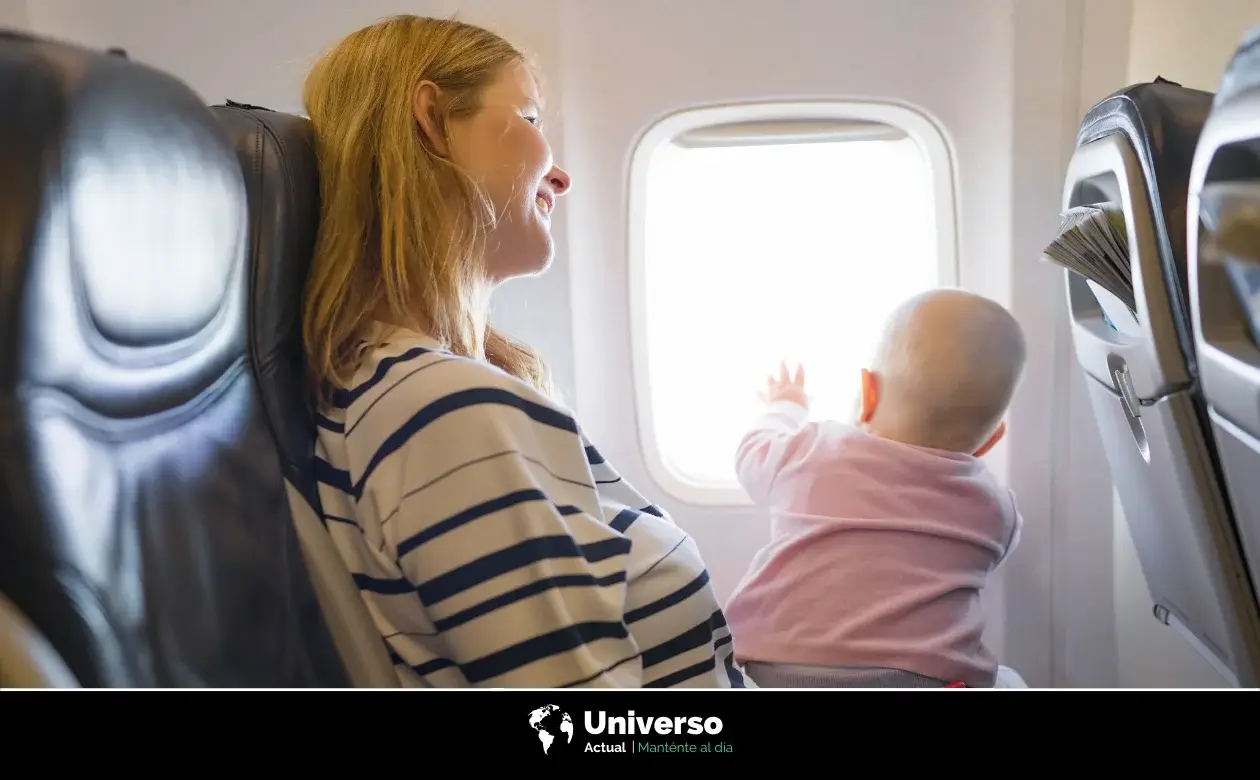 Madre viajando en un avión con su bebé