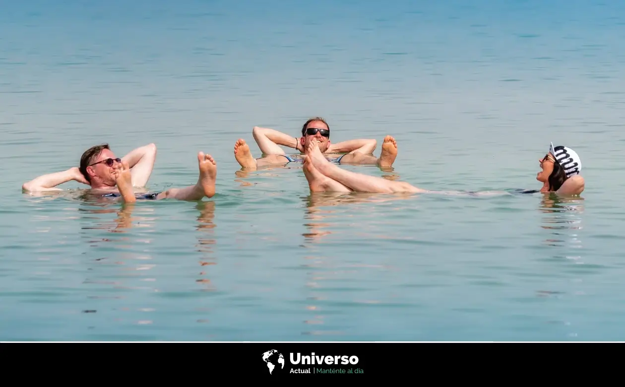 Gente flotando en el Mar Muerto