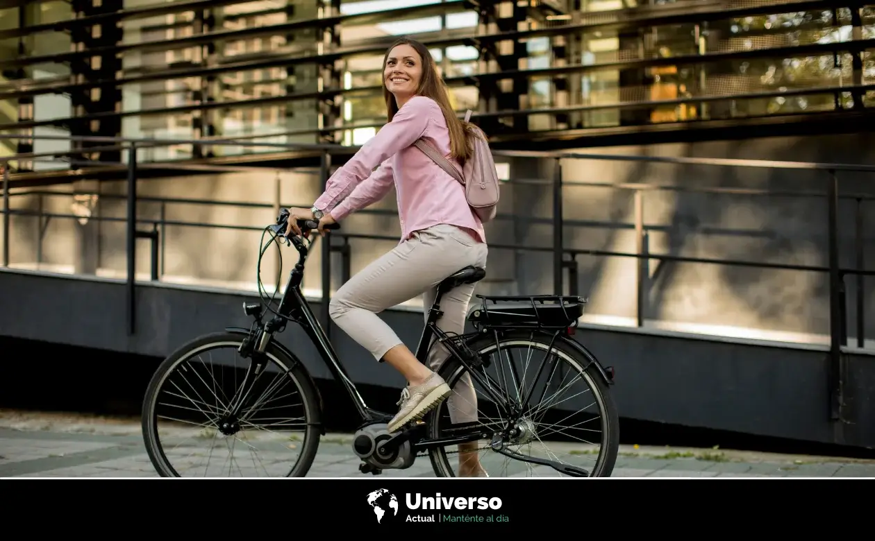 Las bicicletas eléctricas, una opción cada vez más popular en las ciudades, ofrecen una forma sostenible de moverse sin el esfuerzo físico asociado a las bicicletas convencionales. Algunos las compran para uso personal, mientras que otros optan por alquilarlas, facilitando así una movilidad urbana más ecológica y eficiente.