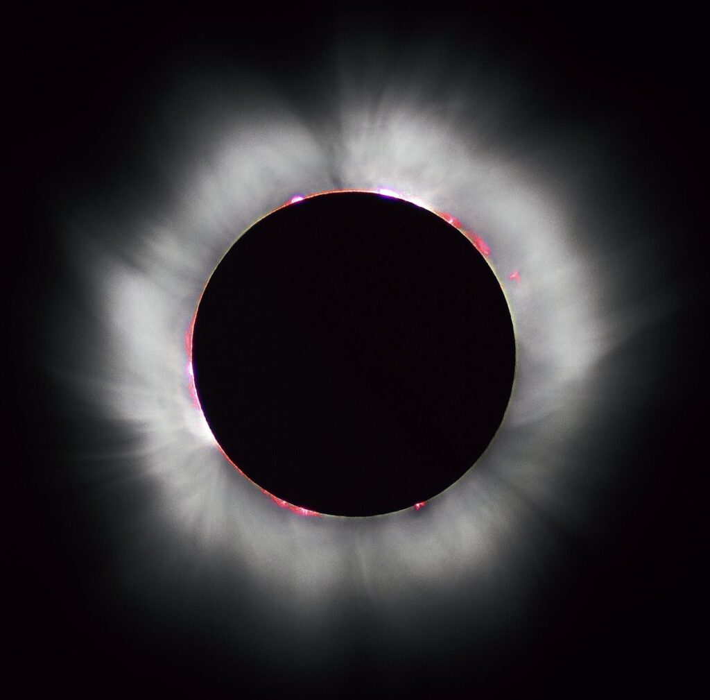 Eclipse total de Sol con la corona solar visible alrededor de la Luna
