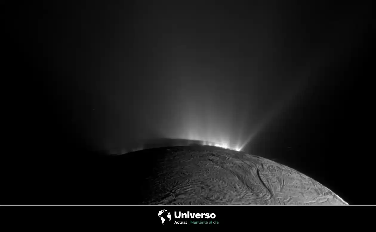 Geiseres en Encélado vistos desde la sonda Cassini