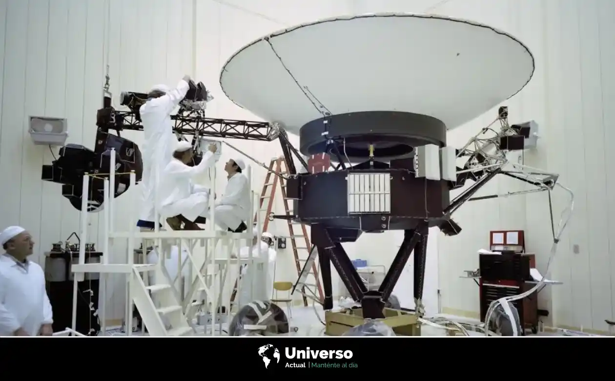 Ingenieros preparando la nave espacial Voyager 2 | Créditos: NASA