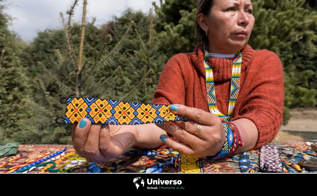 Vendedora de productos artesanales basados en el arte huichol