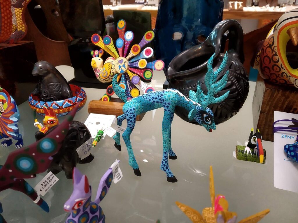 Figura de alebrije de colores vivos con forma de animal fantástico