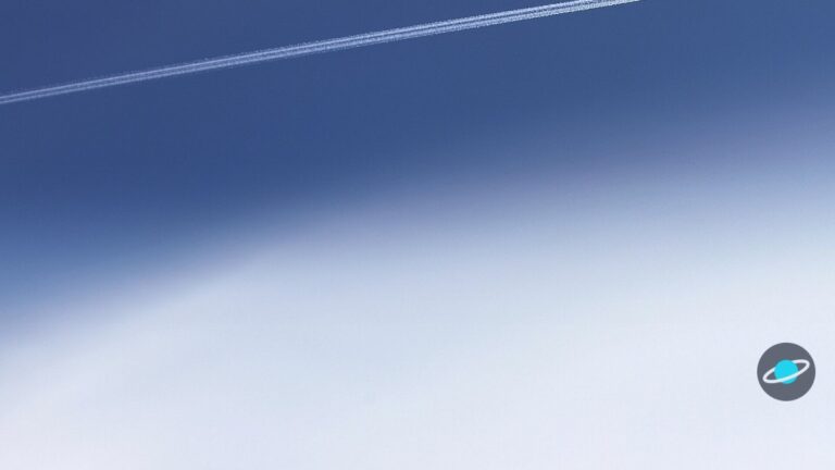 ¿Por qué los aviones dejan estelas blancas en el cielo?