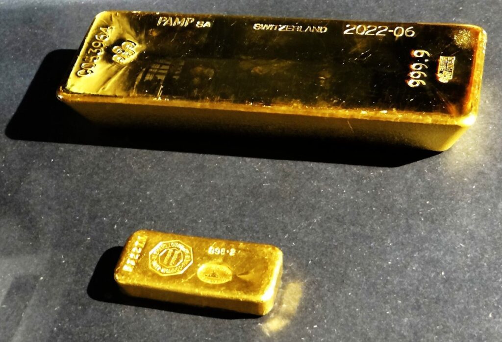 Lingotes de oro apilados