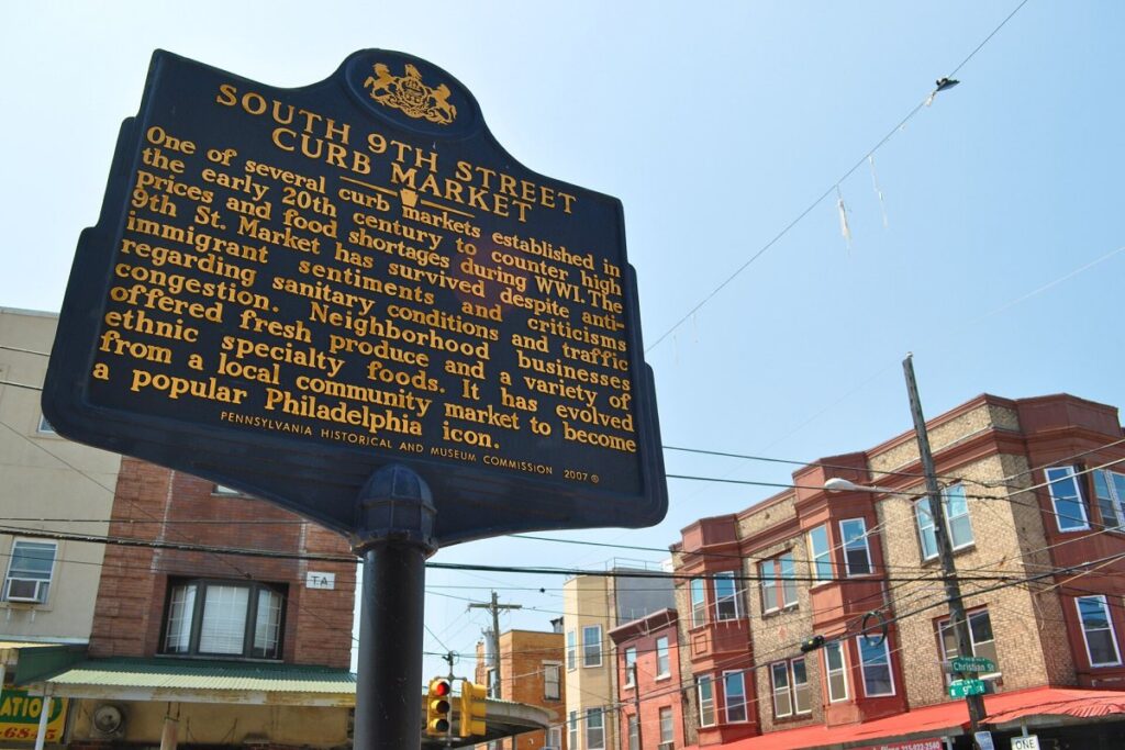 Calle comercial de Filadelfia con tráfico y peatones