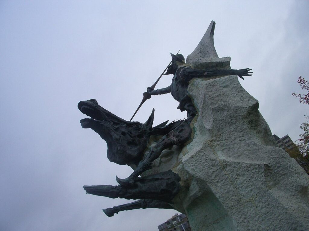 Estatua de don Quijote con su lanza