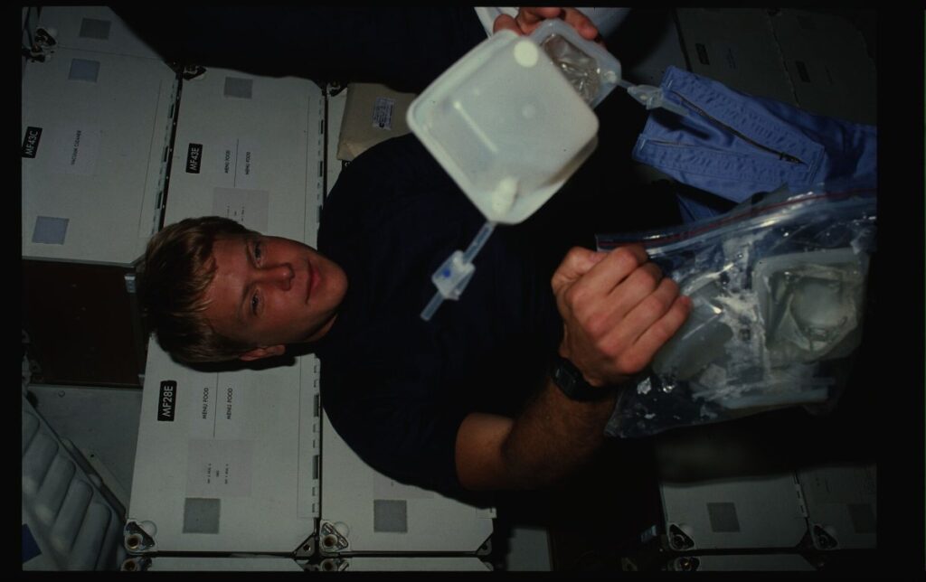 Bolsas de comida deshidratada para astronautas sobre una bandeja