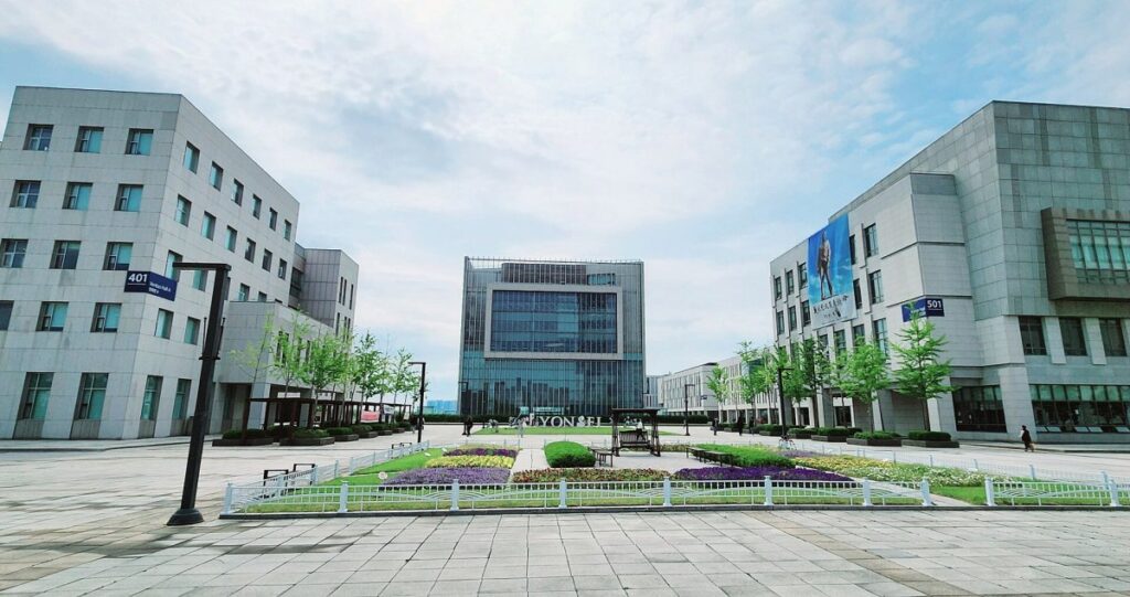 Edificio histórico del campus de la Universidad Yonsei en Seúl