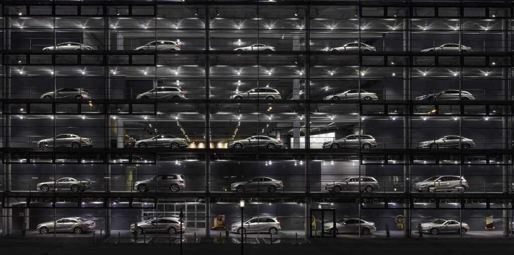 Hilera de coches usados en venta en un concesionario
