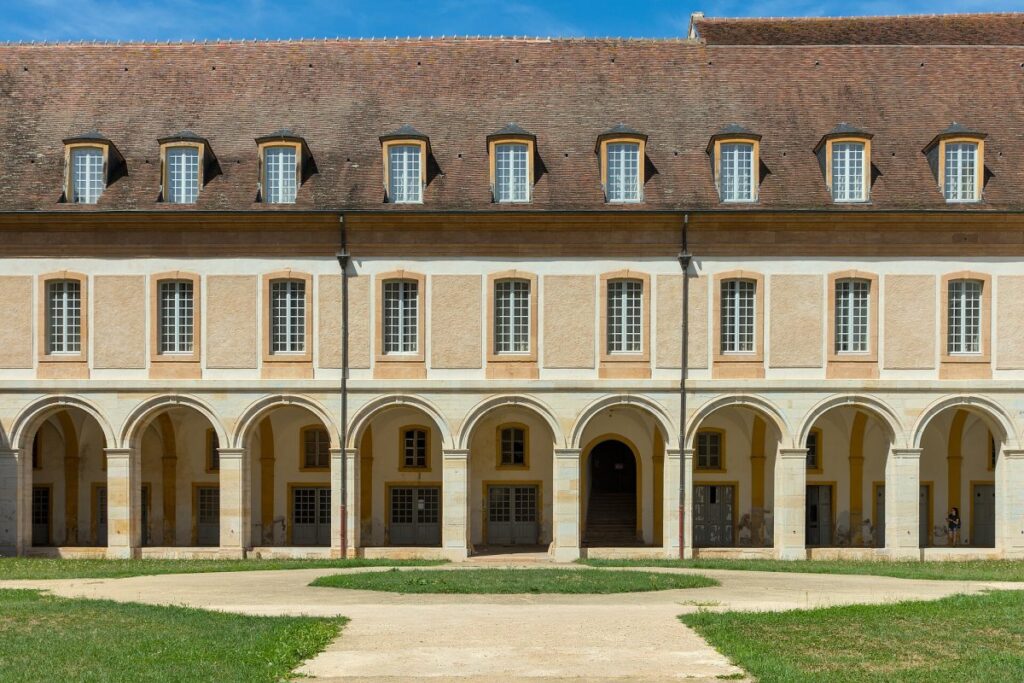 Torre y restos de la antigua abadía de Cluny