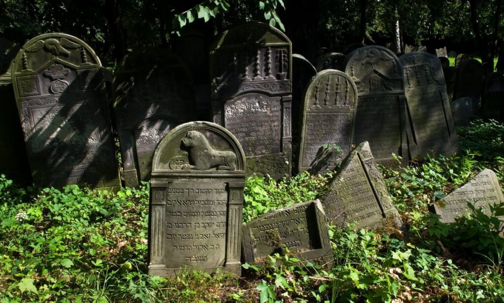 Tumbas con flores y velas encendidas en un cementerio