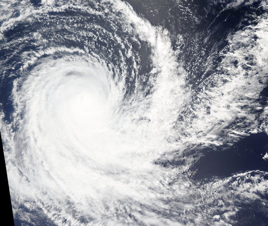 Grandes nubes de tormenta sobre un océano en una zona tropical