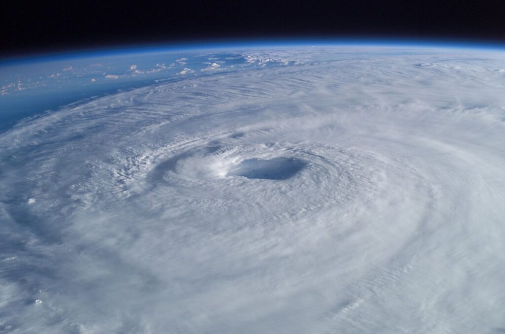 Imagen de satélite de un huracán con espiral de nubes y ojo central