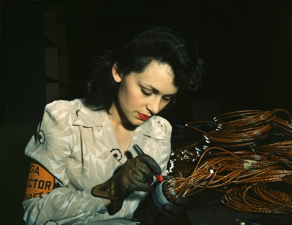 Personas trabajando frente a computadoras en una oficina