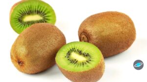 Kiwis verdes y amarillos partidos por la mitad