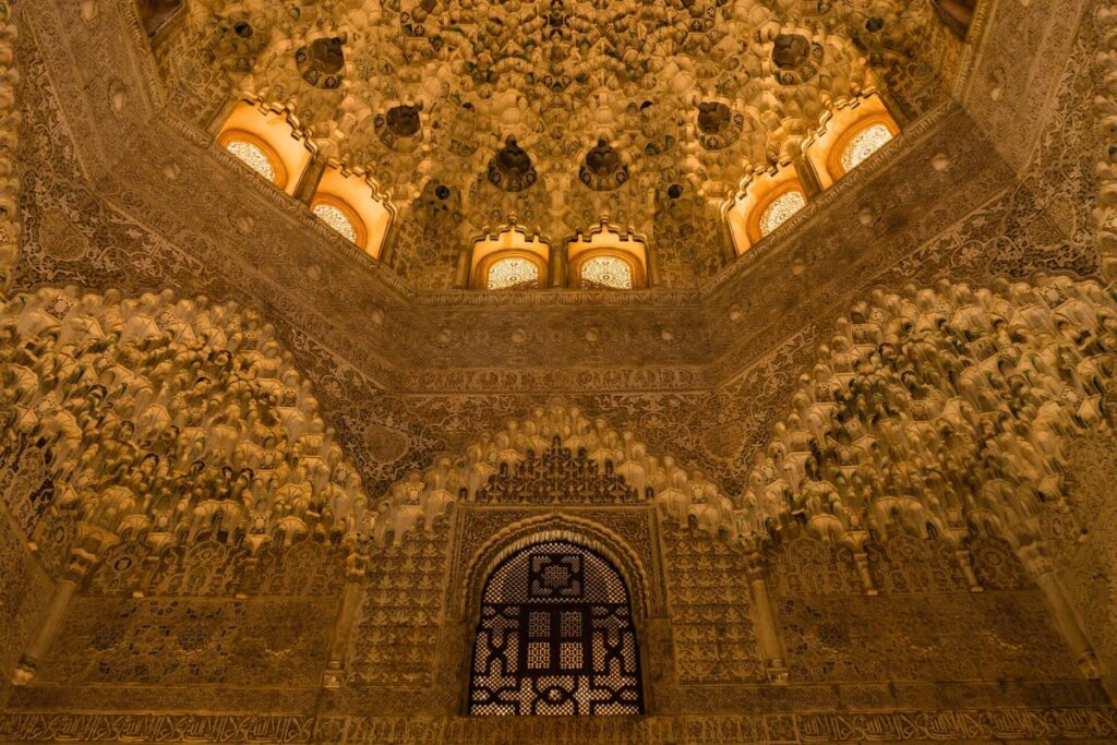 Vista de la Alhambra sobre los tejados de Granada