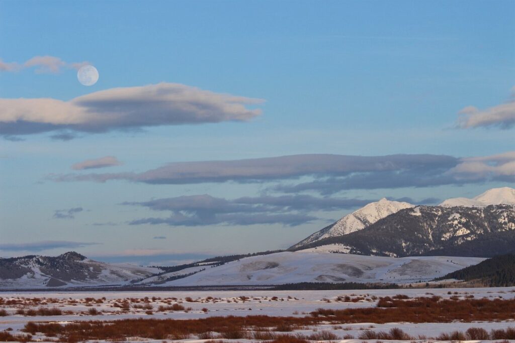Persona fotografiando la Luna llena con una cámara