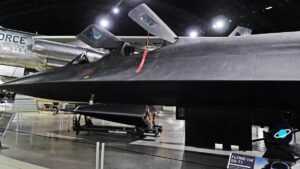 SR-71 Blackbird volando sobre las nubes