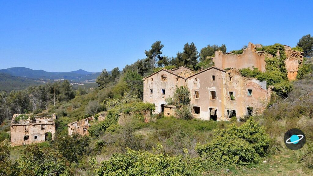 Calle en ruinas de un pueblo abandonado de España