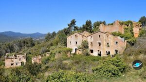 Calle en ruinas de un pueblo abandonado de España