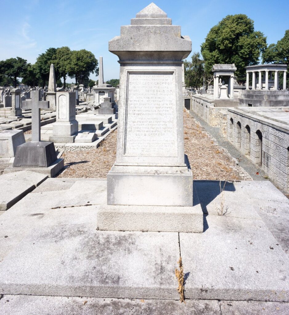 Tumbas antiguas en un cementerio de estilo victoriano