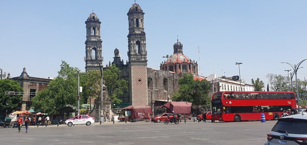 Fachada del templo de San Hipólito en la Ciudad de México