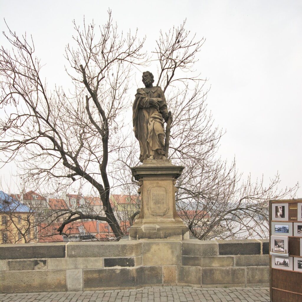 Escultura de San Judas Tadeo en un templo