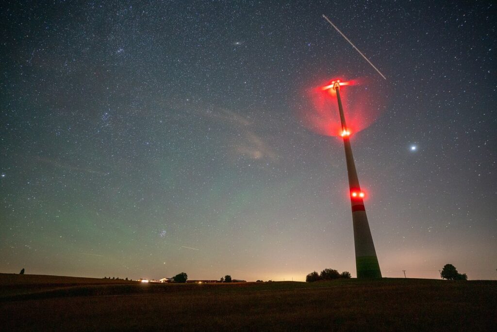Estela de luz cruzando el cielo nocturno
