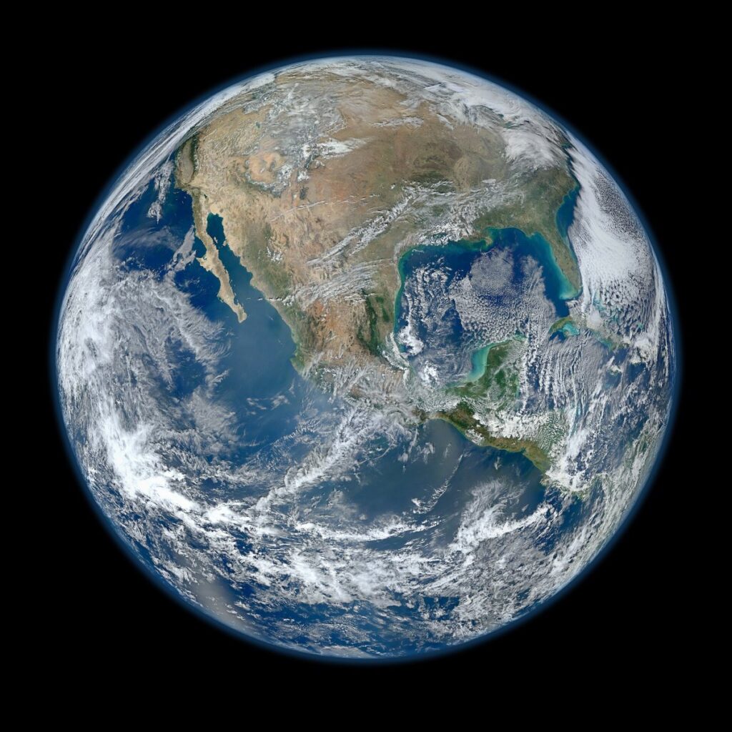 Satélite en órbita con la Tierra al fondo